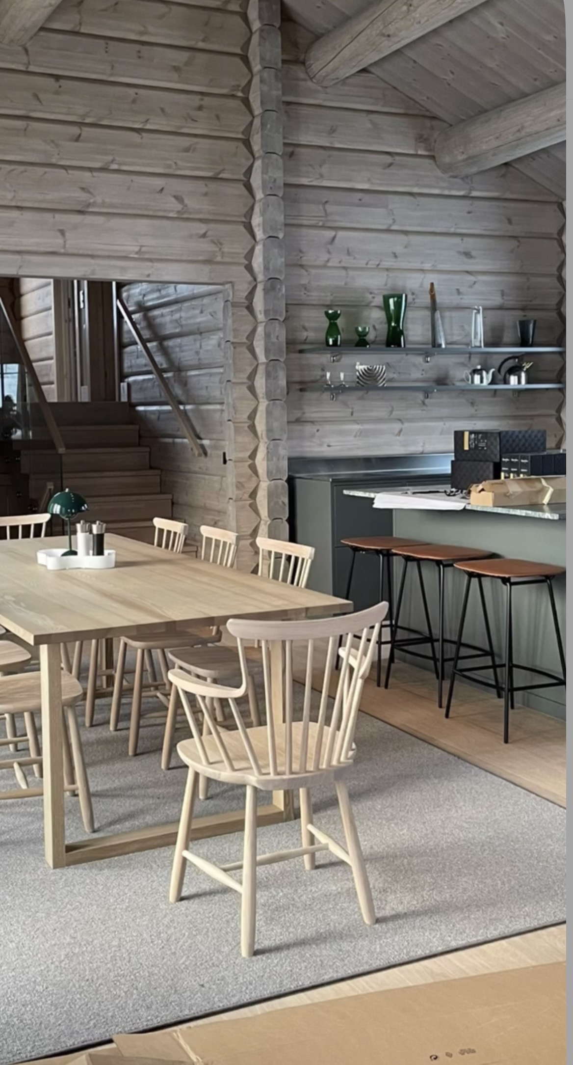 Matplats och kök i nybyggt timmerhus i Storhogna